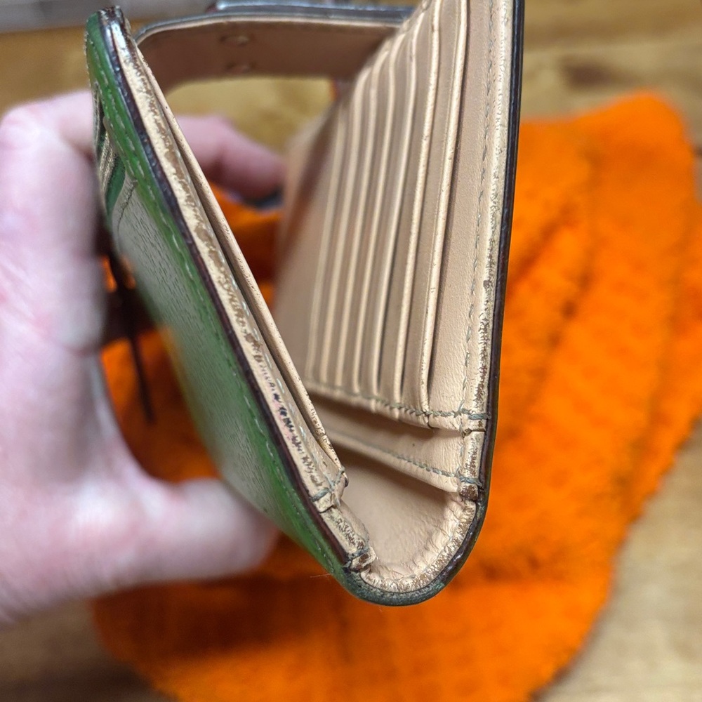 “” SOLD” 



Kate Spade Vibrant Green Wallet - Picture 4 of 13